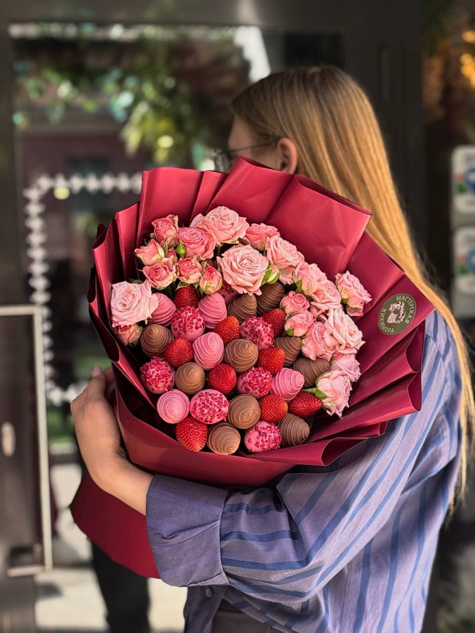 Готель с кустовой розой: фото 1.