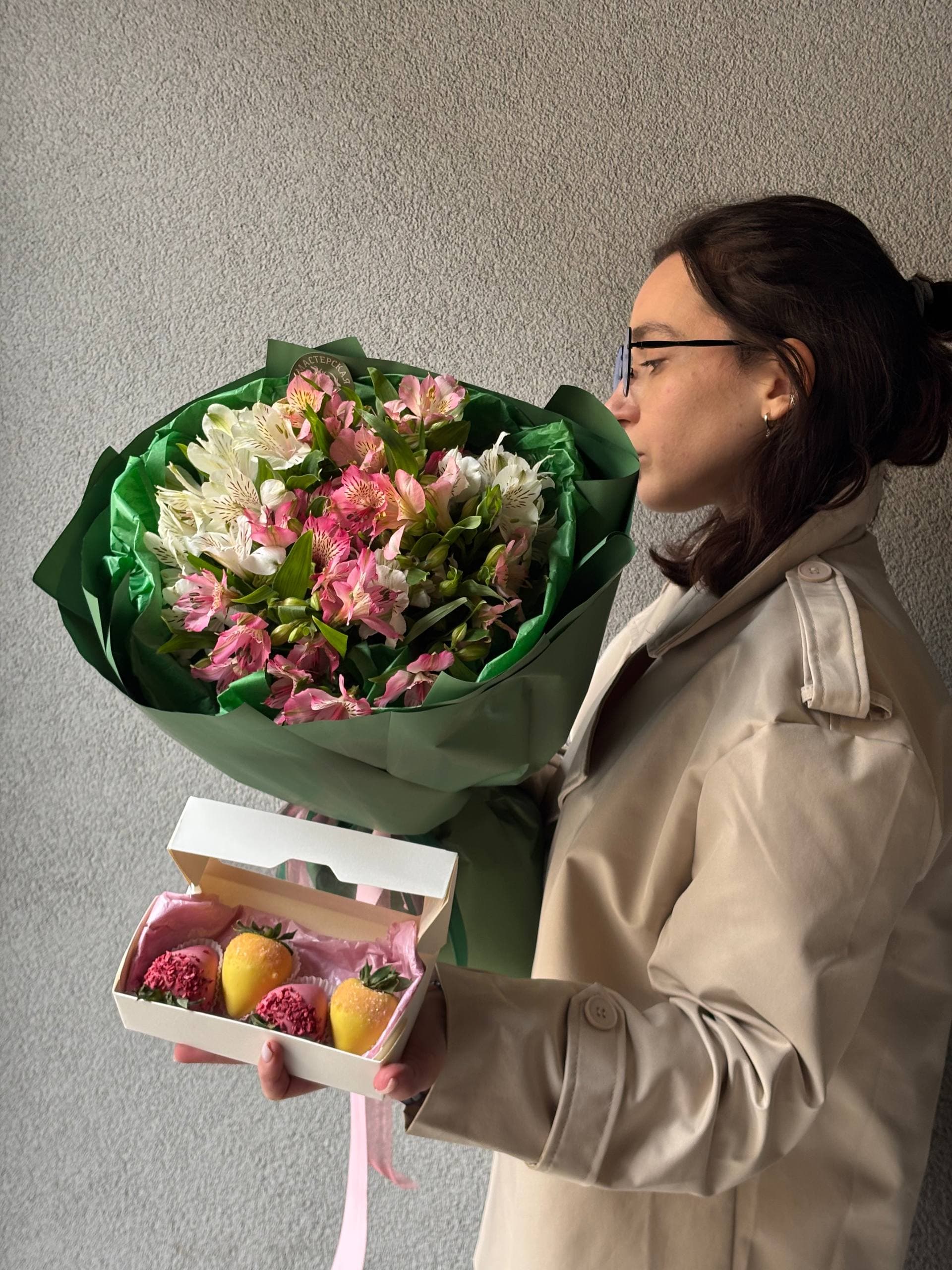 Набор «Майский Жук» цветы + клубника в шоколаде 🪲💛: фото 1.